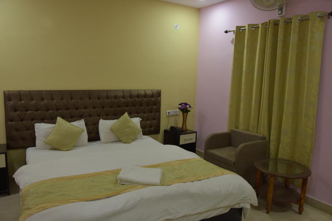 Hotel Sarweshwary Waranasi Zewnętrze zdjęcie