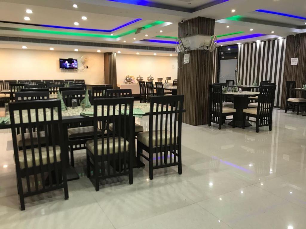 Hotel Sarweshwary Waranasi Zewnętrze zdjęcie