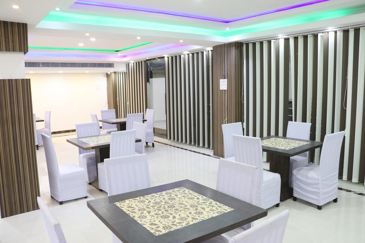 Hotel Sarweshwary Waranasi Zewnętrze zdjęcie