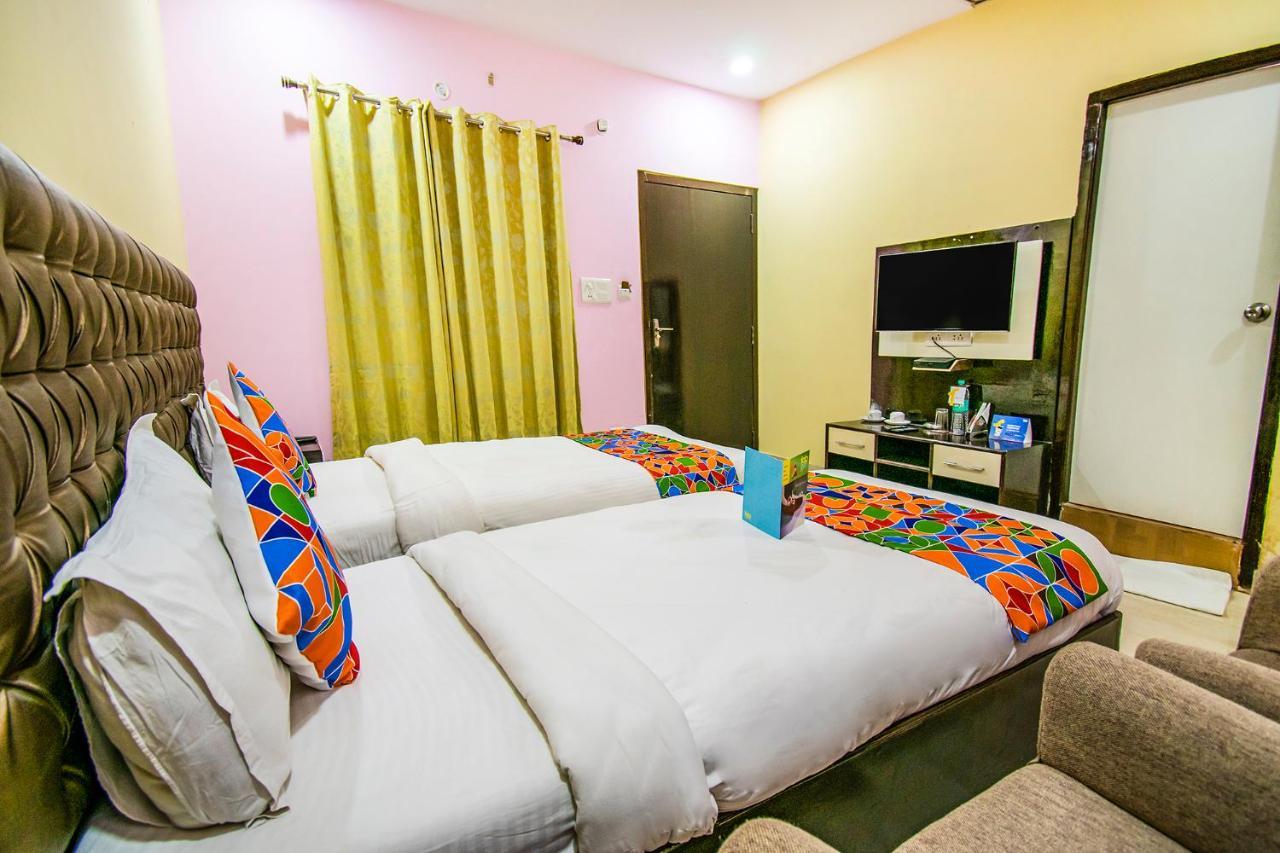 Hotel Sarweshwary Waranasi Zewnętrze zdjęcie